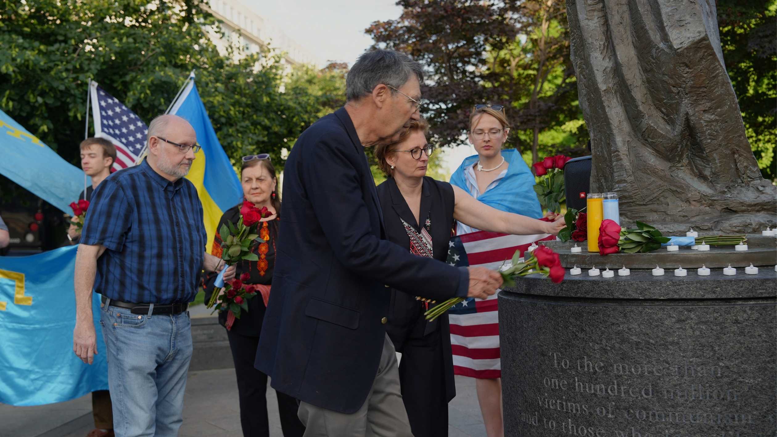 Former U.S. Ambassador to Ukraine John Herbst and Dr. Kateryna Smagliy, Counselor for Political Affairs and Public Diplomacy at the Ukrainian Embassy in the United States, lay flowers at the Victims of Communism Memorial in Washington to honor the victims of the Crimean Tatar genocide during the commemoration of its 81st anniversary.
